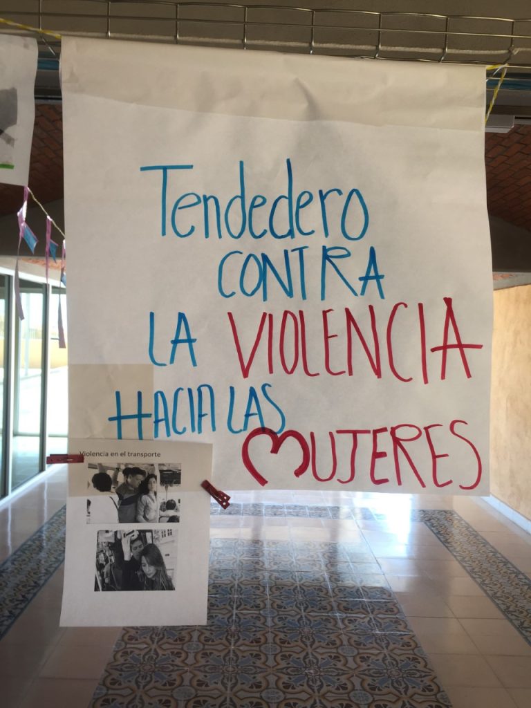 Estudiantes y académicas montan tendedero contra la violencia hacia las mujeres